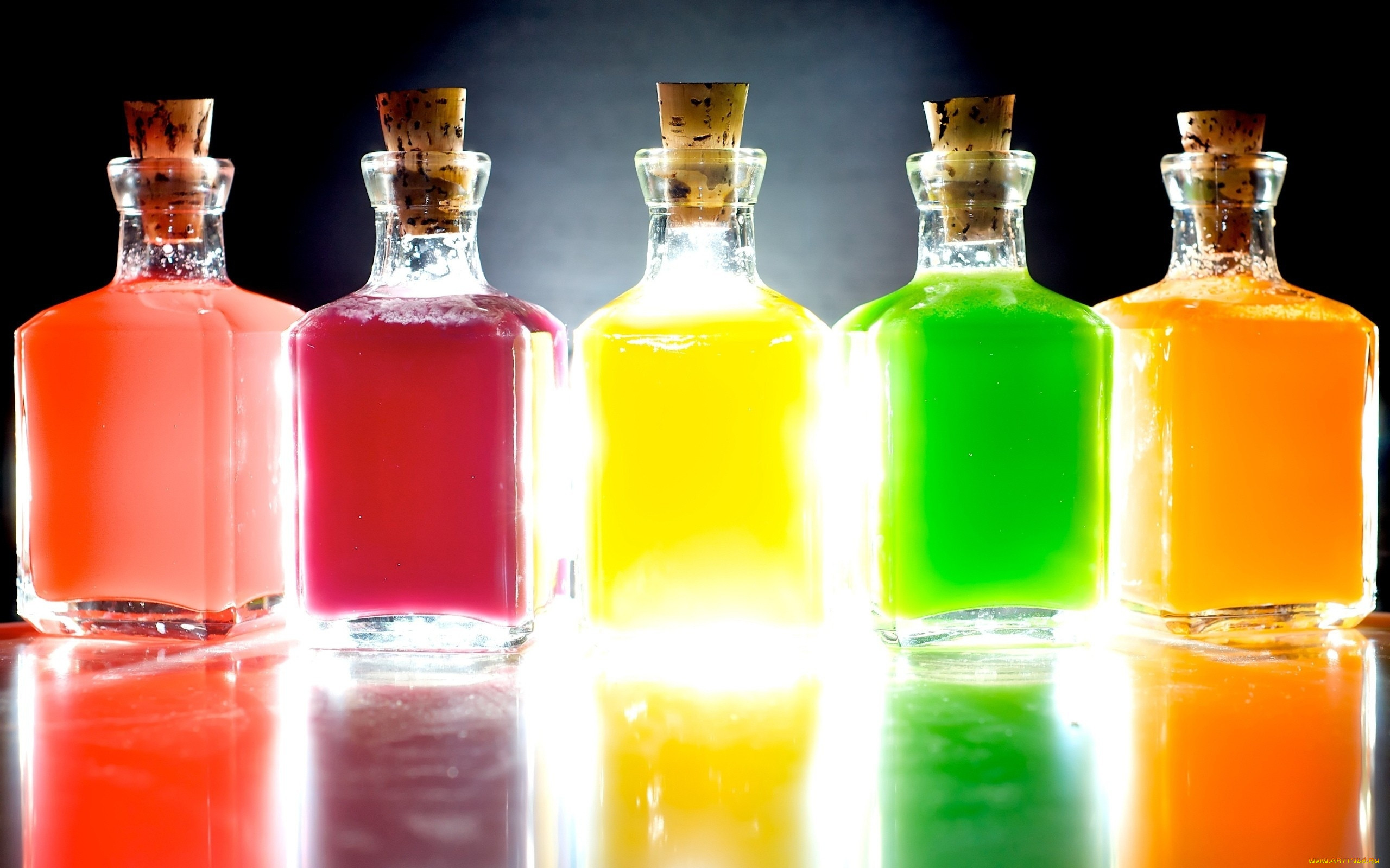 Бутылочки с разноцветной жидкостью